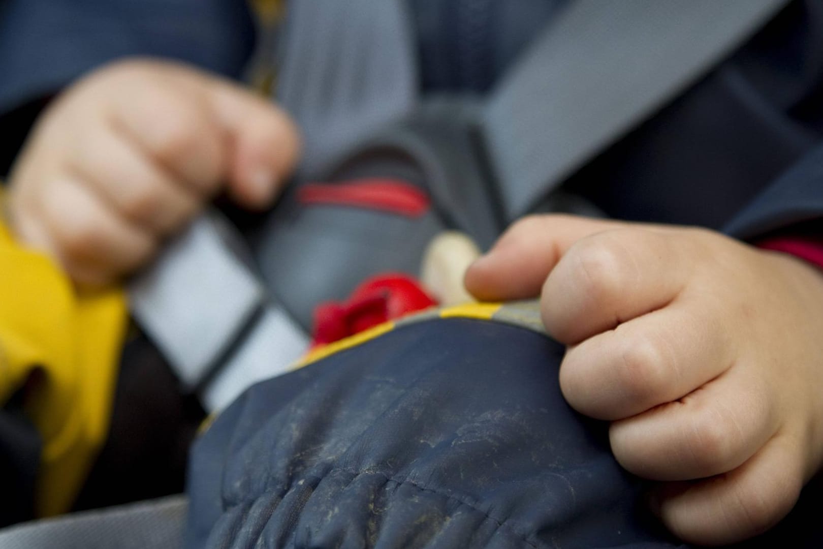 Ein Kind im Kinderautositz: Von 12 bis 17 Uhr saß das Kind alleine im heißen Auto.