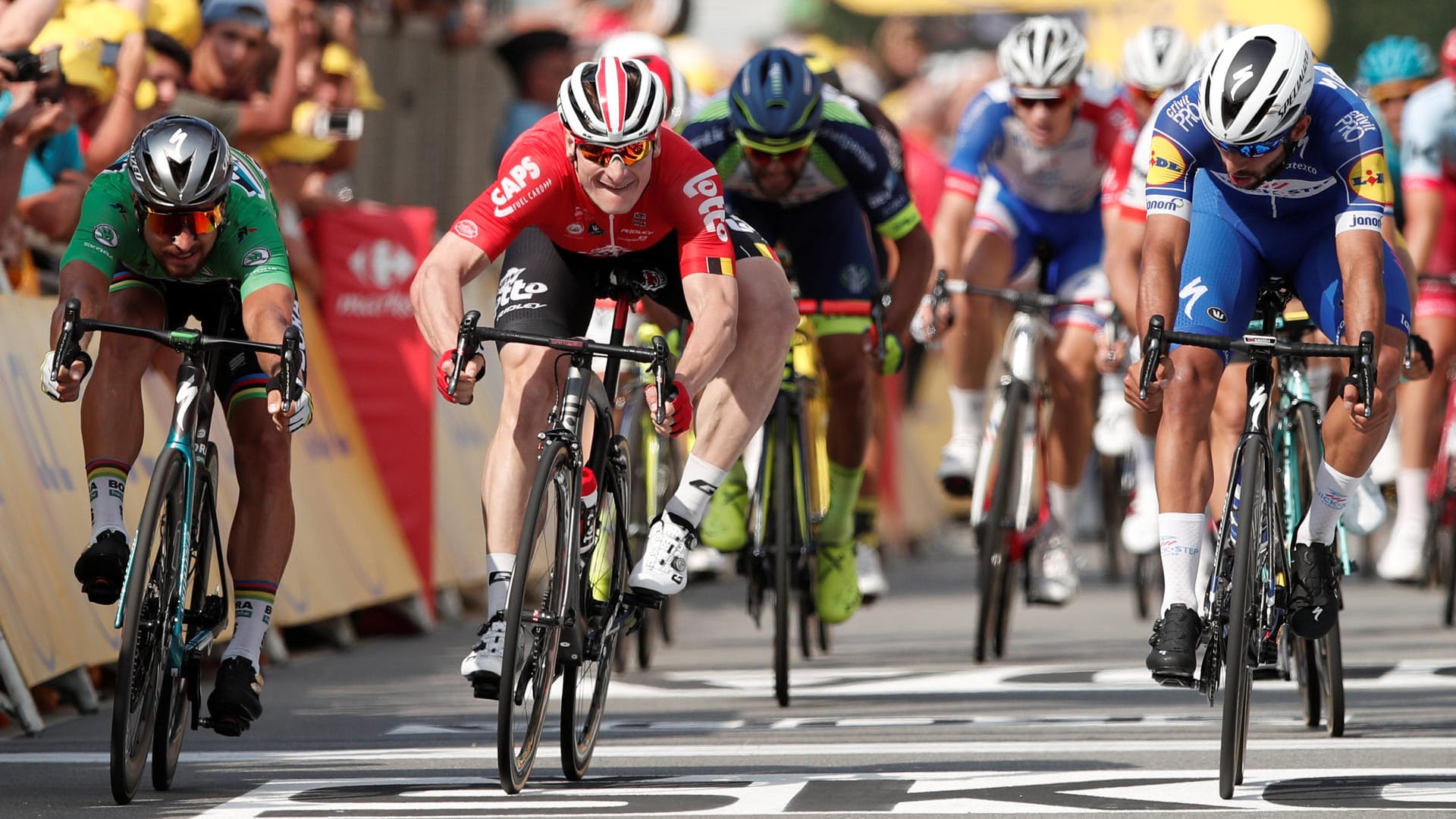 Knappes Ergebnis: André Greipel (M.) musste sich bei der Zieleinfahrt der vierten Etappe dem Kolumbianer Fernando Gaviria (l.) geschlagen geben.