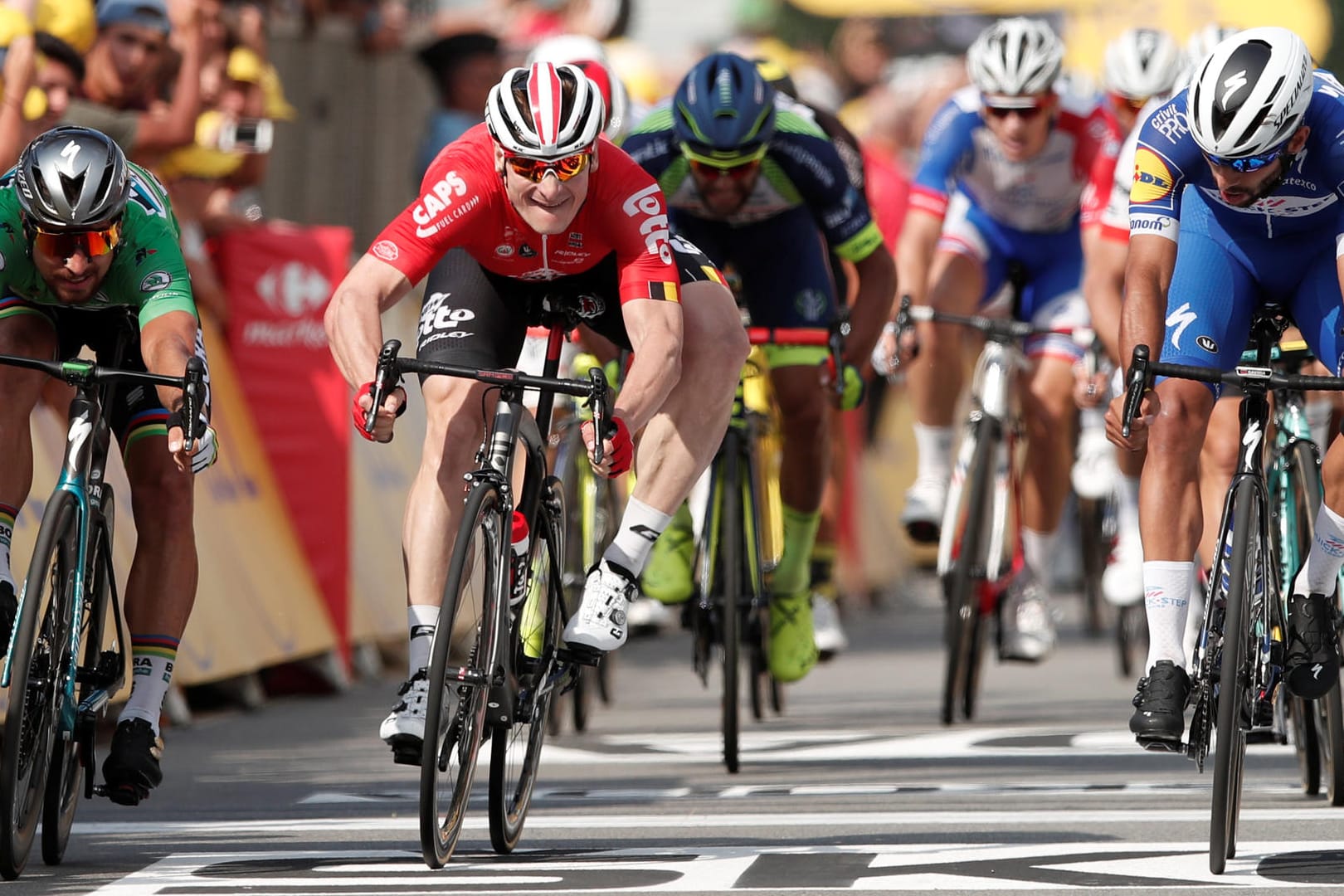 Knappes Ergebnis: André Greipel (M.) musste sich bei der Zieleinfahrt der vierten Etappe dem Kolumbianer Fernando Gaviria (l.) geschlagen geben.