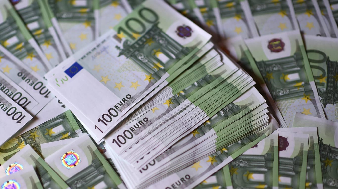 100-Euro-Banknoten stapeln sich: In Österreich wurde ein Betrugsfall aufgedeckt. Ein Ermittlungsverfahren wurde eingeleitet.