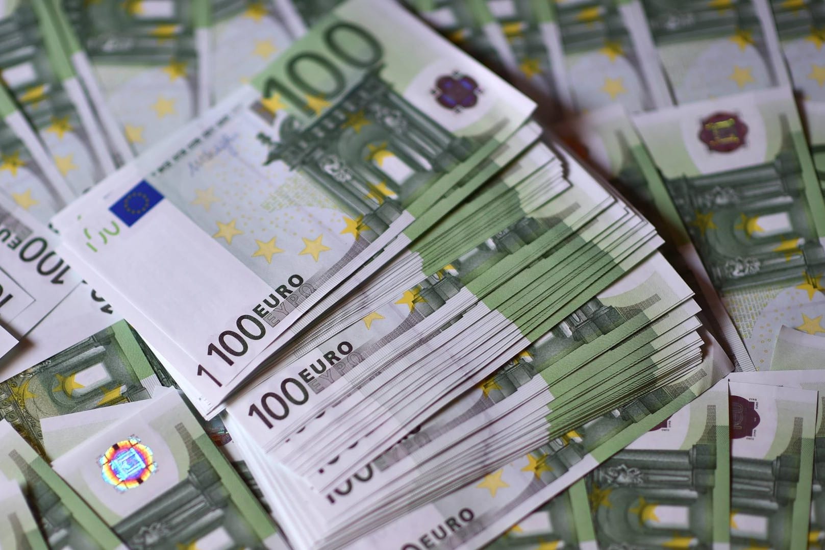 100-Euro-Banknoten stapeln sich: In Österreich wurde ein Betrugsfall aufgedeckt. Ein Ermittlungsverfahren wurde eingeleitet.