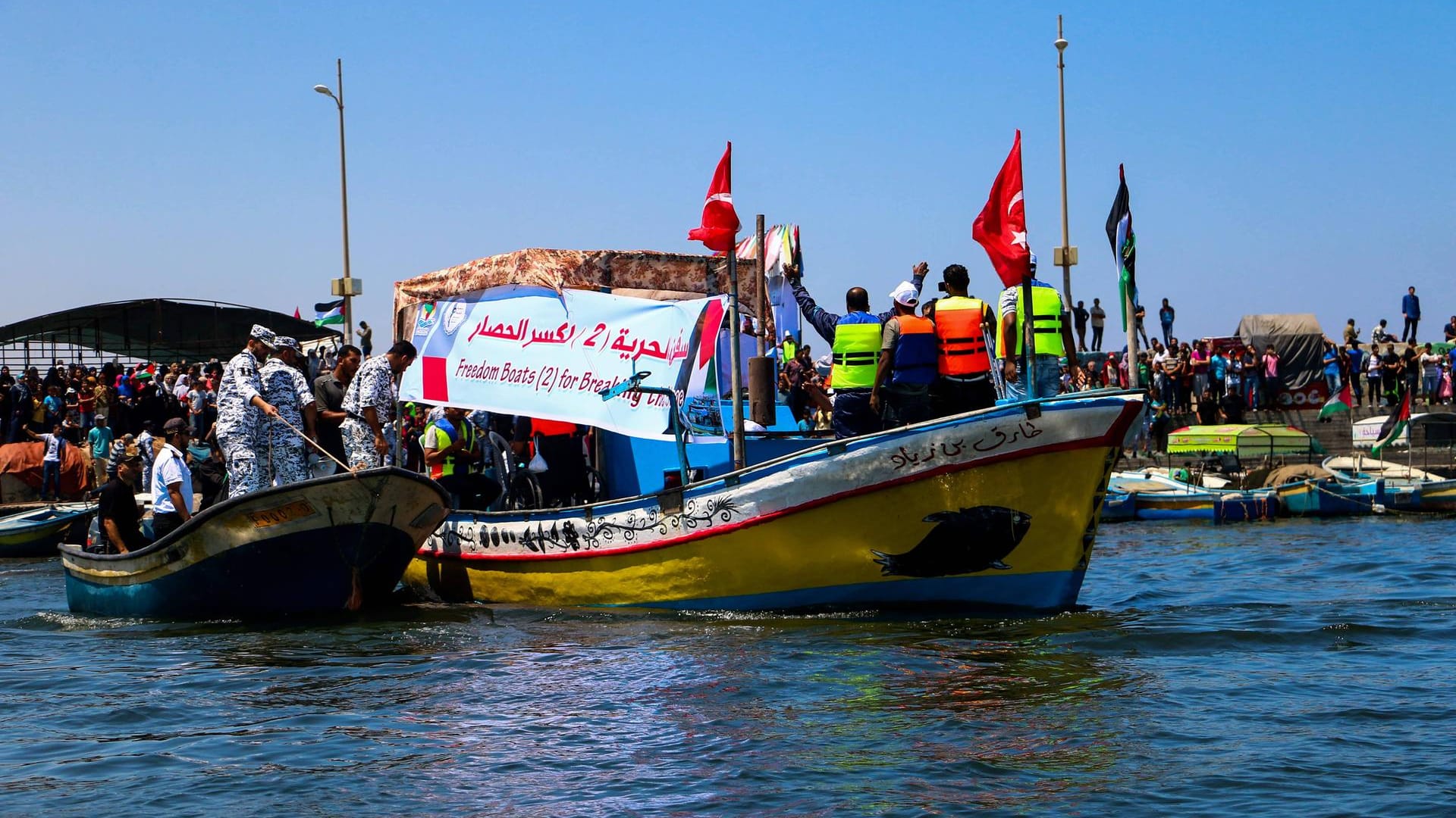 Um gegen die Abriegelung zu protestieren, ist ein Schiff von Gaza aus in See gestochen. Das israelische Militär stellte es kurz nach dem Start. Um gegen die Abriegelung zu protestieren, ist ein Schiff von Gaza aus in See gestochen. Das israelische Militär stellte es kurz nach dem Start.
