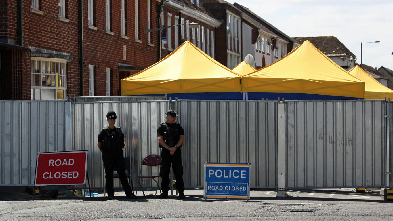 Polizisten stehen in einer Straße, die wegen der Ermittlungen abgesperrt ist: Die Regierung warnt davor, unbekannte Gegenstände in der Gegend um Salisbury zu berühren.