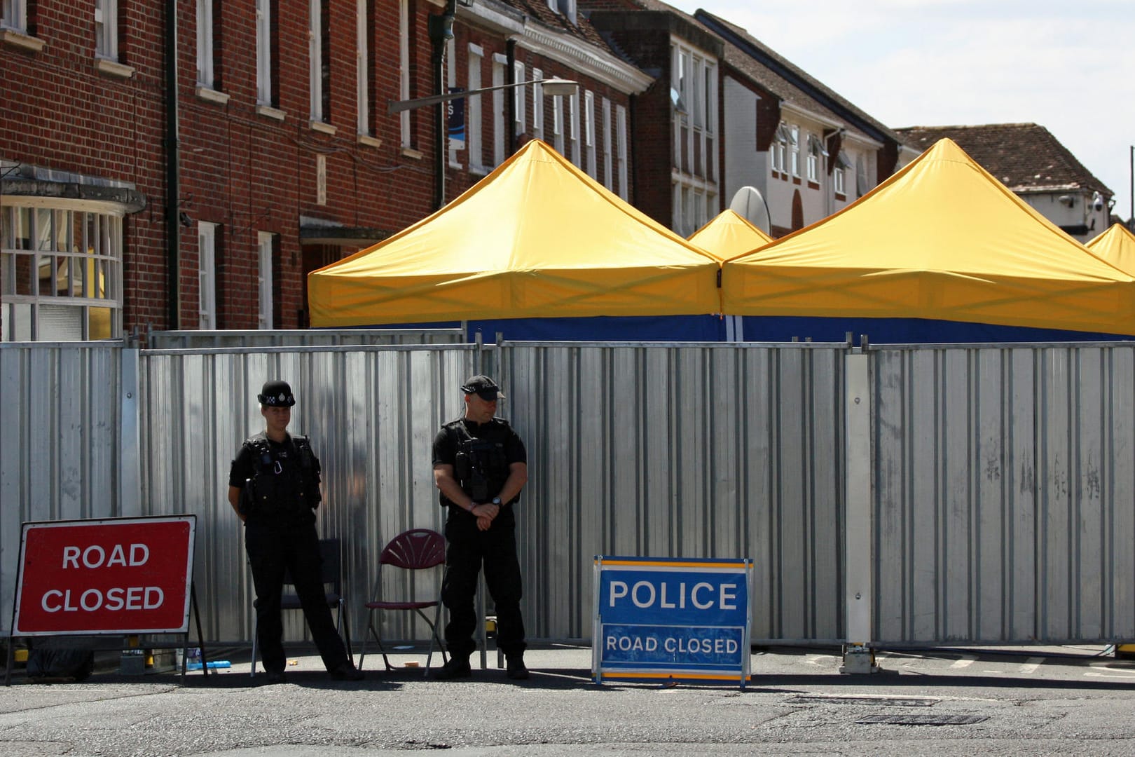 Polizisten stehen in einer Straße, die wegen der Ermittlungen abgesperrt ist: Die Regierung warnt davor, unbekannte Gegenstände in der Gegend um Salisbury zu berühren.