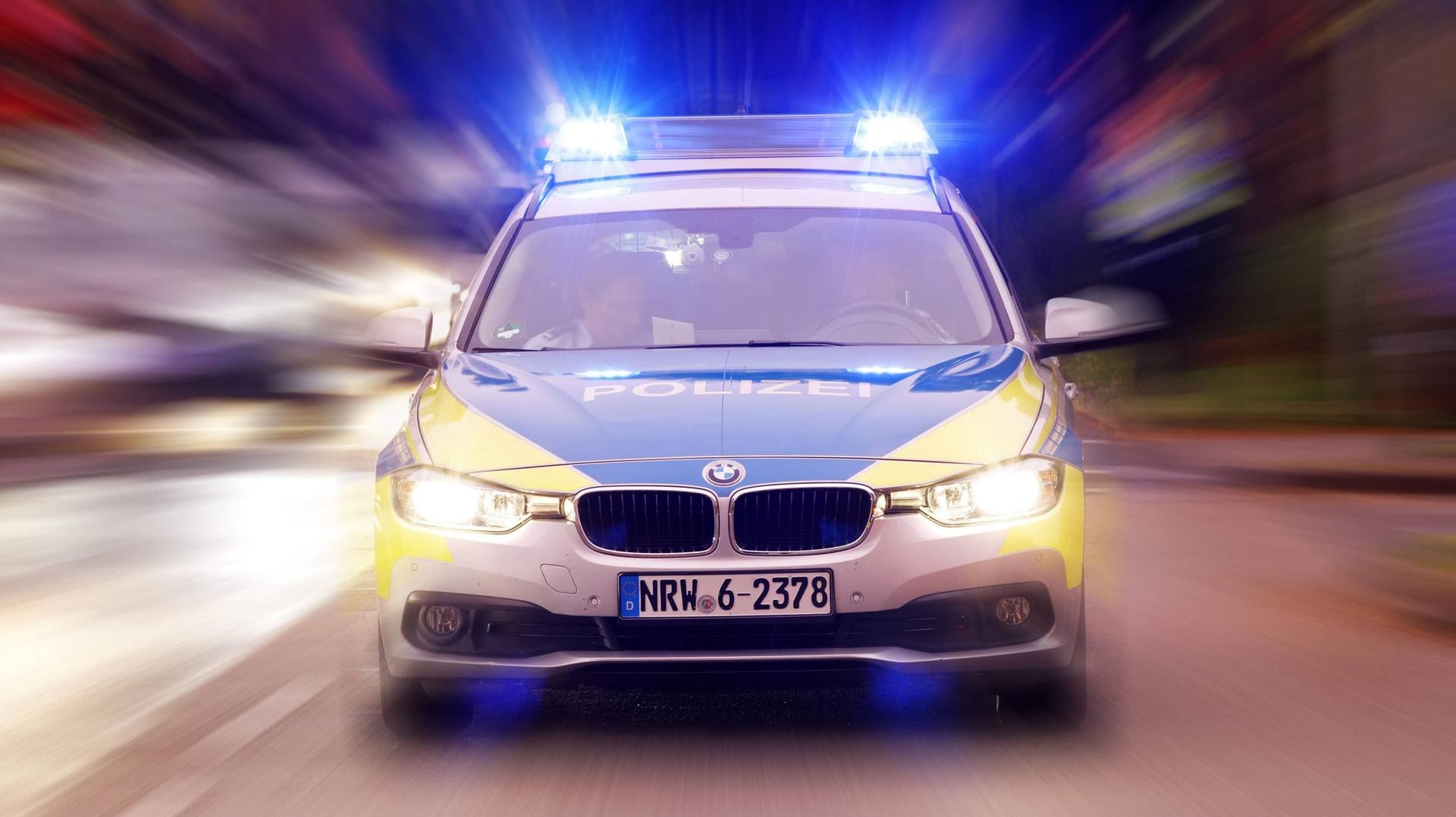 Ein fahrendes Polizeiauto: Nachdem sich ein Mann bei einem Einbruch das Bein gebrochen hat, wurde er unter polizeilicher Aufsicht ins Krankenhaus gebracht. Ein fahrendes Polizeiauto: Nachdem sich ein Mann bei einem Einbruch das Bein gebrochen hat, wurde er unter polizeilicher Aufsicht ins Krankenhaus gebracht.