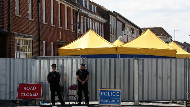 Unweit von Amesbury, in Salisbury, waren der russische Ex-Spion Sergej Skripal (67) und seine Tochter Julia (33) im März infolge eines Anschlags ebenfalls mit dem Nervengift in Kontakt gekommen. Unweit von Amesbury, in Salisbury, waren der russische Ex-Spion Sergej Skripal (67) und seine Tochter Julia (33) im März infolge eines Anschlags ebenfalls mit dem Nervengift in Kontakt gekommen.