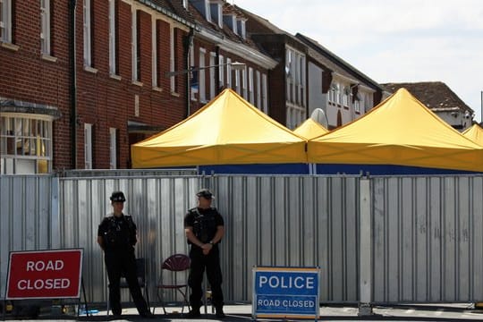 Unweit von Amesbury, in Salisbury, waren der russische Ex-Spion Sergej Skripal (67) und seine Tochter Julia (33) im März infolge eines Anschlags ebenfalls mit dem Nervengift in Kontakt gekommen.
