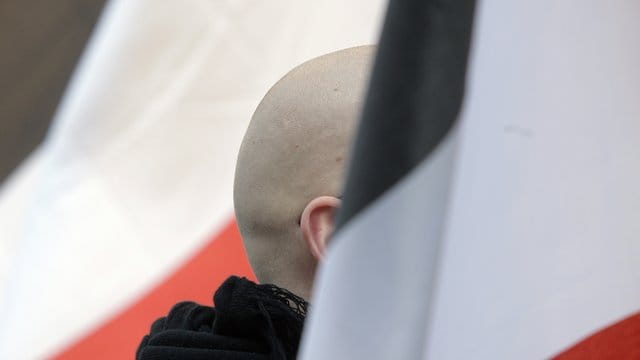 Der Fonds "Härteleistungen für Opfer extremistischer Übergriffe" existiert seit 2001 und wurde eingerichtet, um Opfer rechter Gewalt zu unterstützen. Der Fonds "Härteleistungen für Opfer extremistischer Übergriffe" existiert seit 2001 und wurde eingerichtet, um Opfer rechter Gewalt zu unterstützen.
