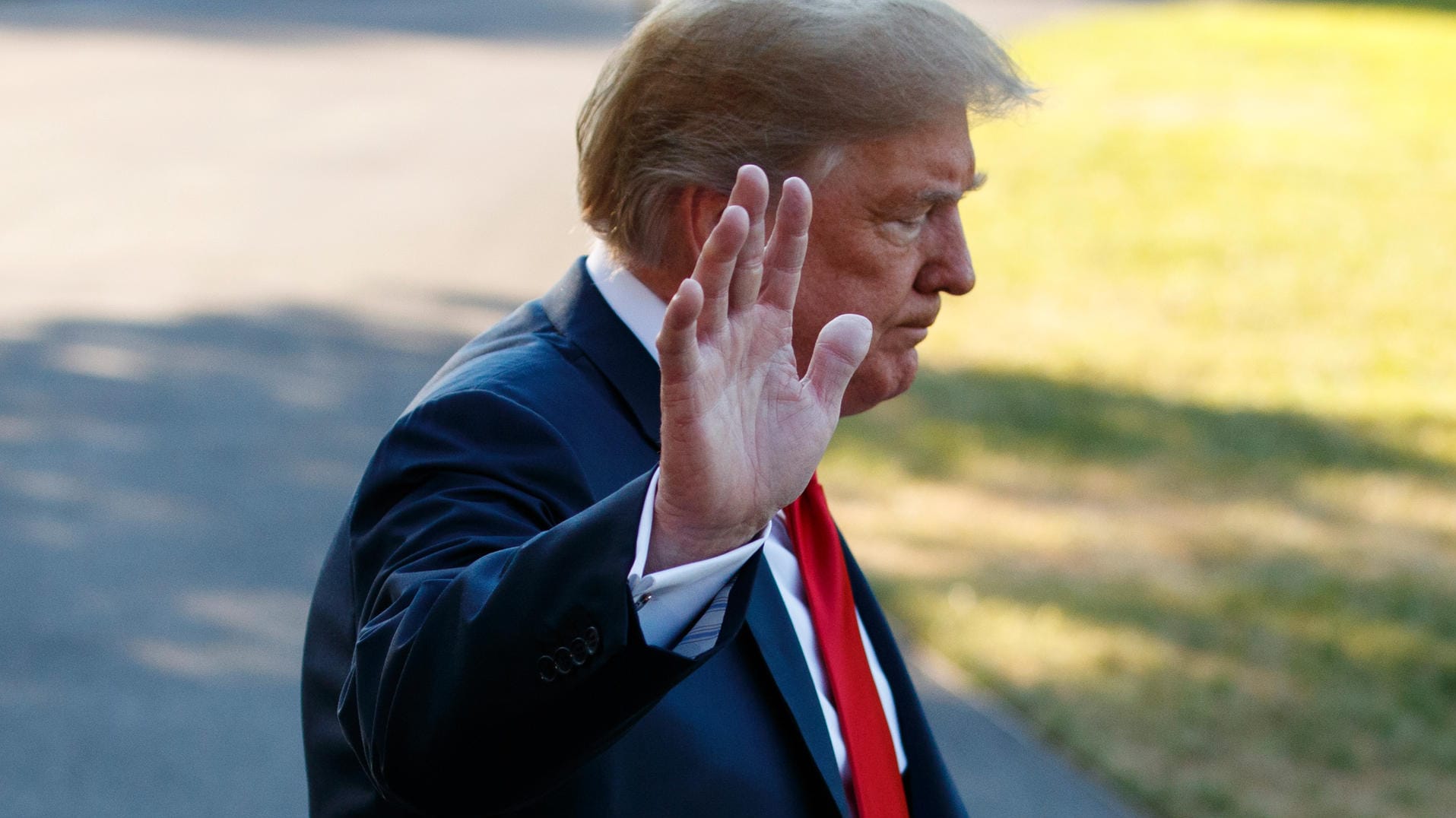 Donald Trump kurz vor dem Start nach Brüssel. Aus der Air Force One twitterte er seinen Plan für eine fairere Verteilung der Verteidigungsausgaben: Die USA sollen eine Entschädigung bekommen. Donald Trump kurz vor dem Start nach Brüssel. Aus der Air Force One twitterte er seinen Plan für eine fairere Verteilung der Verteidigungsausgaben: Die USA sollen eine Entschädigung bekommen.