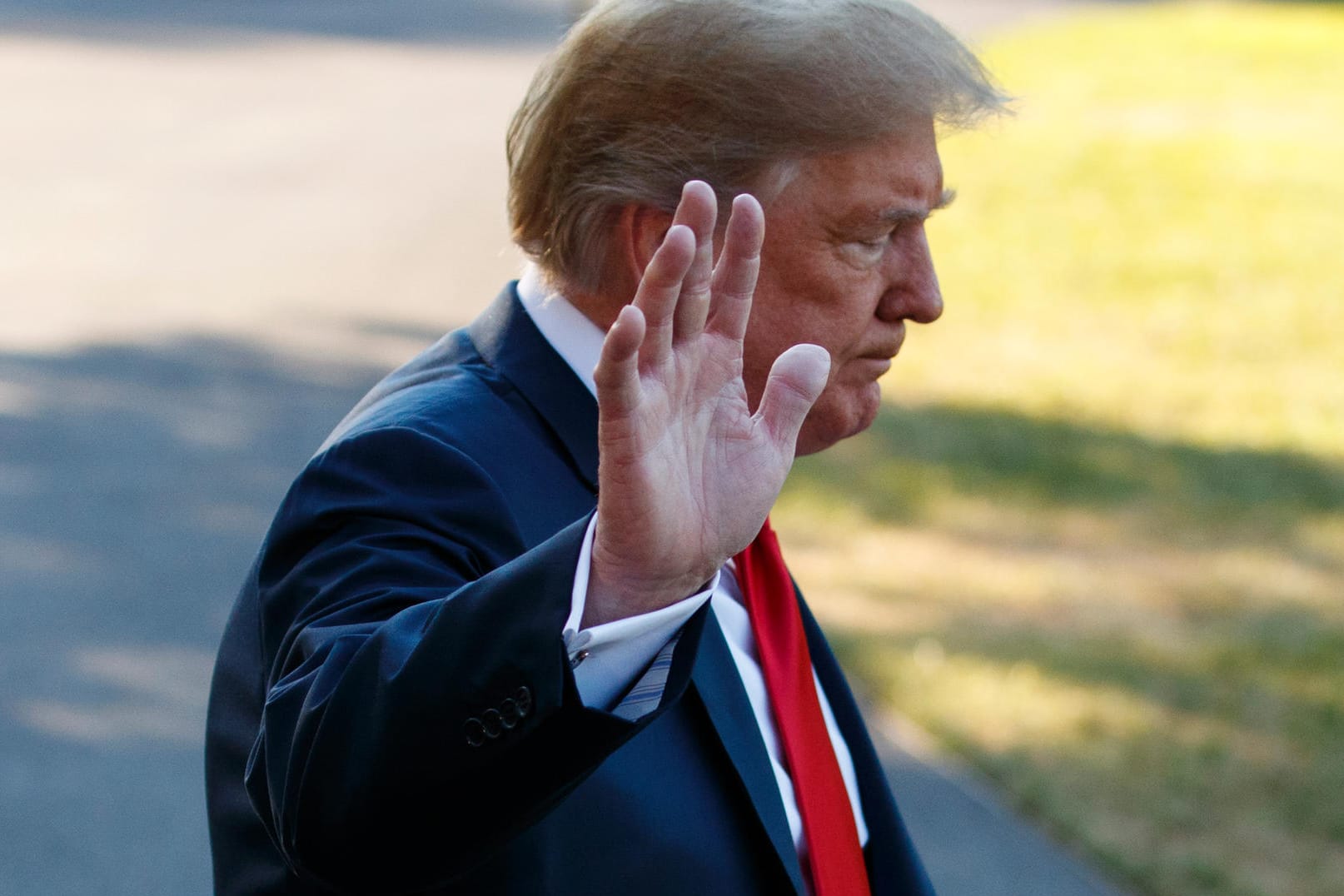 Donald Trump kurz vor dem Start nach Brüssel. Aus der Air Force One twitterte er seinen Plan für eine fairere Verteilung der Verteidigungsausgaben: Die USA sollen eine Entschädigung bekommen.