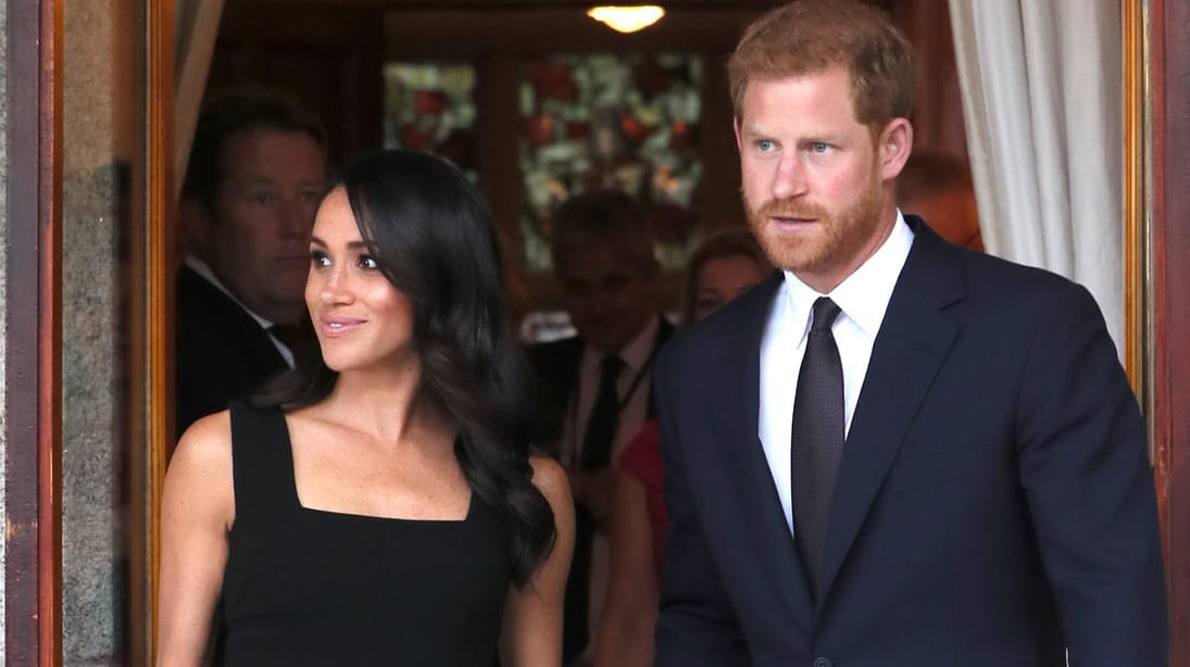 Es ist Partyzeit: Meghan und Harry zeigen ihre coolen Outfits.