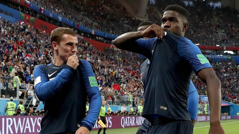 Jubel bei Torschütze bei Umtiti (r.) und Griezmann: Frankreich wirft Brasilien-Schreck raus und steht im WM-Finale.