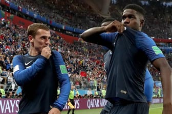 Jubel bei Torschütze bei Umtiti (r.) und Griezmann: Frankreich wirft Brasilien-Schreck raus und steht im WM-Finale.