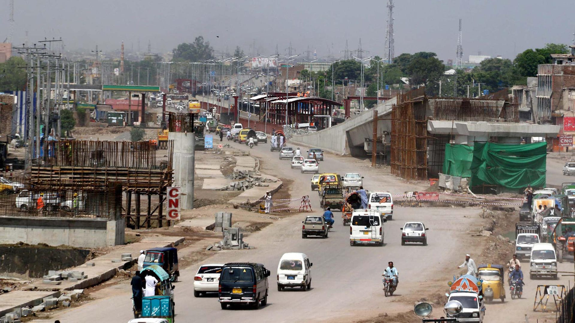 In Peshawar in Pakistan sind bei einem Selbstmordanschlag mindestens 13 Menschen gestorben.