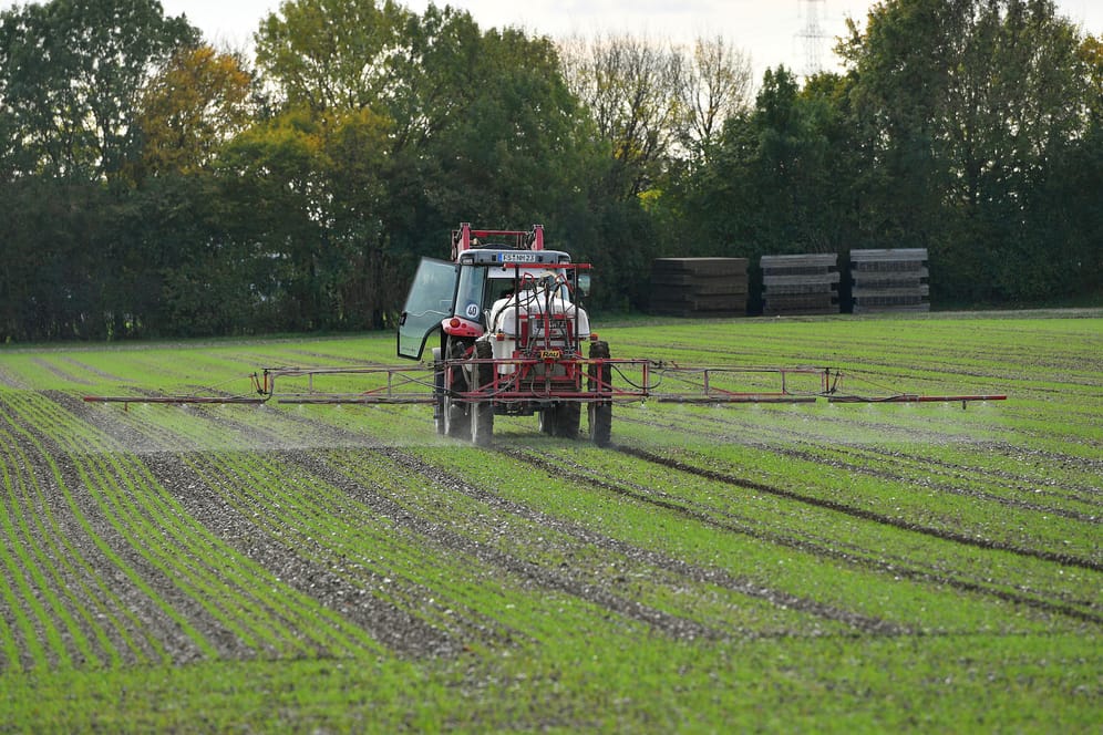 Ein Landwirt bringt das Pflanzenschutzmittel Glyphosat auf einem Feld aus: Löst das Pflanzengift Krebs aus?