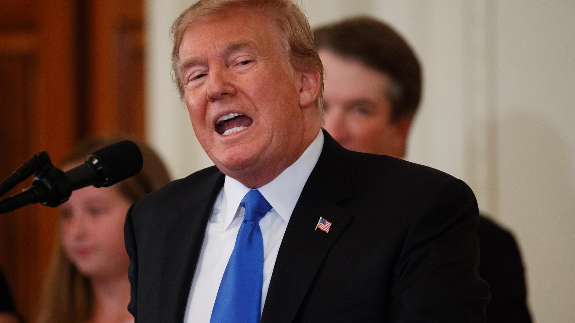 Donald Trump spricht im Weißen Haus: Der US-Präsident hatte im Mai angekündigt, einige Pharmaunternehmen würden schon bald "freiwillige, massive" Preissenkungen bekanntgeben.