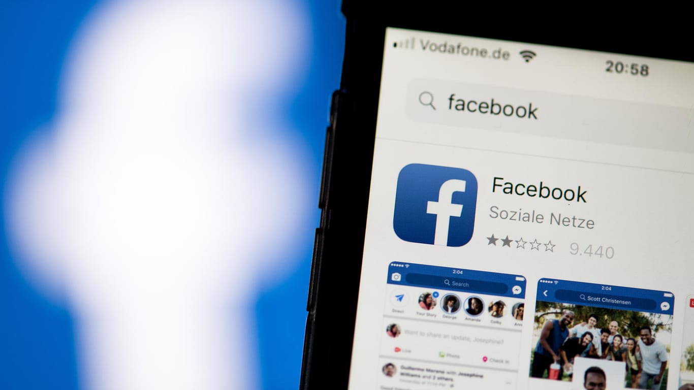 Auf dem Bildschirm eines Smartphones sieht man die Appstore-Seite von Facebook: Das Unternehmen wurde zu einer hohen Geldstrafe in Großbritannien verurteilt.