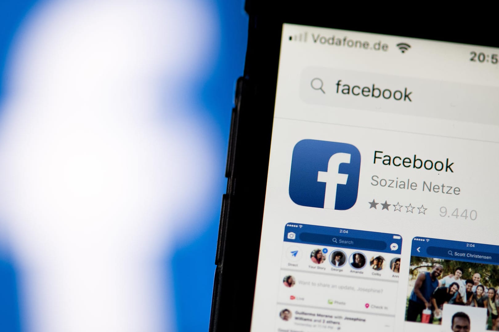 Auf dem Bildschirm eines Smartphones sieht man die Appstore-Seite von Facebook: Das Unternehmen wurde zu einer hohen Geldstrafe in Großbritannien verurteilt.