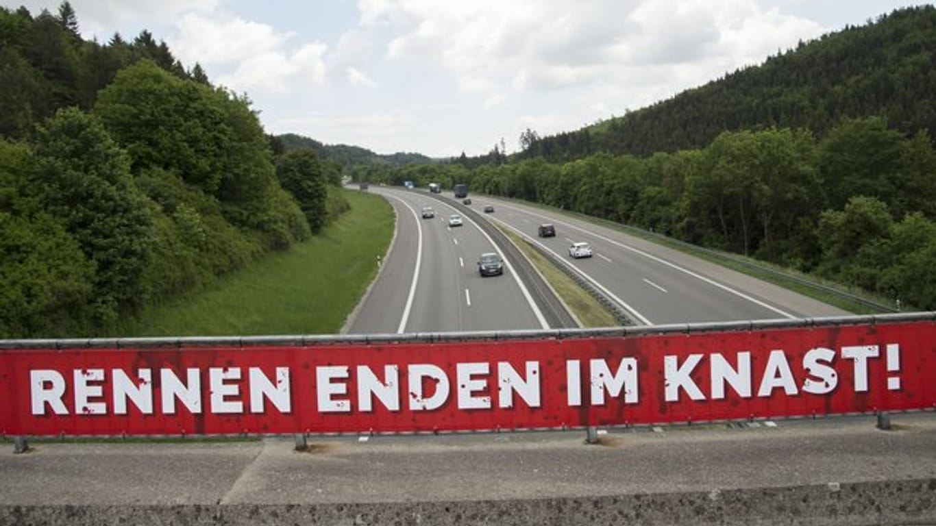 Ein Banner mit der Aufschrift "Rennen enden im Knast!" wird im Rahmen einer Kampagne gegen illegale Autorennen präsentiert.