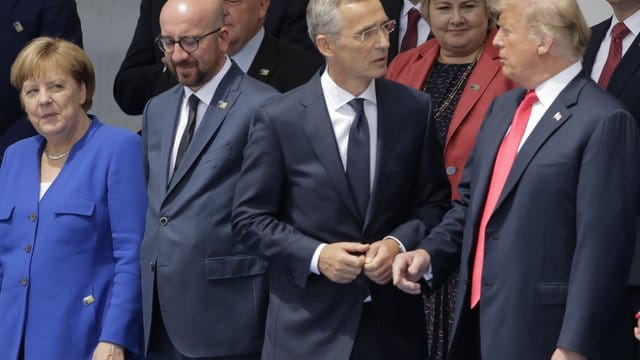 US-Präsident Donald Trump hat Deutschland in einer Brandrede zum Auftakt des Nato-Gipfels schwere Vorwürfe gemacht, dabei aber mit zweifelhaften Zahlen argumentiert. US-Präsident Donald Trump hat Deutschland in einer Brandrede zum Auftakt des Nato-Gipfels schwere Vorwürfe gemacht, dabei aber mit zweifelhaften Zahlen argumentiert.