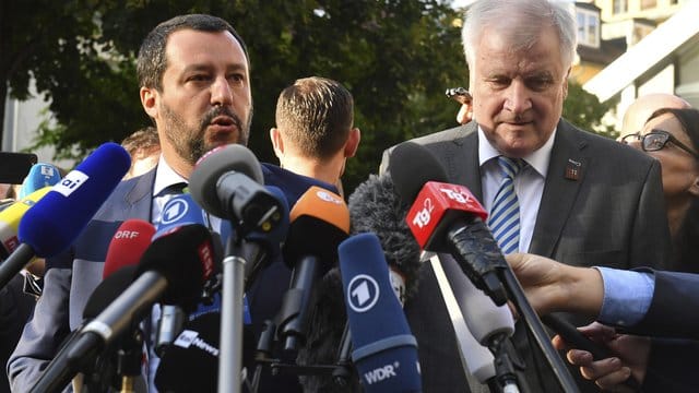 Innenminister Horst Seehofer trifft seinen italienischen Amtskollegen Salvini in Innsbruck zu einem bilateralen Gespräch am Vorabend des EU-Innenministertreffens. Innenminister Horst Seehofer trifft seinen italienischen Amtskollegen Salvini in Innsbruck zu einem bilateralen Gespräch am Vorabend des EU-Innenministertreffens.