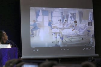 Die thailändische Polizei präsentiert bei einer Pressekonferenz in Mae Sai Bilder der geretteten Jungen im Krankenhaus.