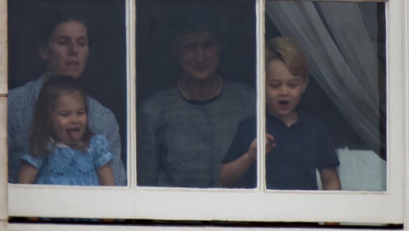 Richtig gut drauf: Während Kate und William bei den Feierlichkeiten der Royal Air Force waren, durften Charlotte und George vom Fenster aus zusehen.