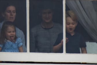Richtig gut drauf: Während Kate und William bei den Feierlichkeiten der Royal Air Force waren, durften Charlotte und George vom Fenster aus zusehen.