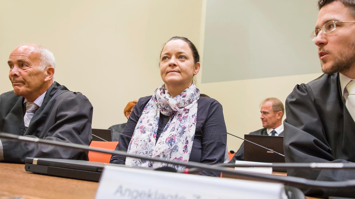 Beate Zschäpe vor Gericht: Sie lebte mit den NSU-Terroristen Uwe Mundlos und Uwe Böhnhardt zusammen. Beate Zschäpe vor Gericht: Sie lebte mit den NSU-Terroristen Uwe Mundlos und Uwe Böhnhardt zusammen.