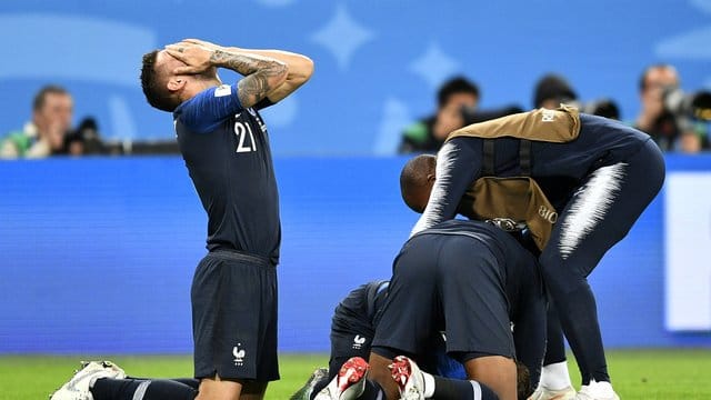 Der Franzose Lucas Hernandez (l) und seine Teamkollegen können ihr Glück kaum fassen. Der Franzose Lucas Hernandez (l) und seine Teamkollegen können ihr Glück kaum fassen.