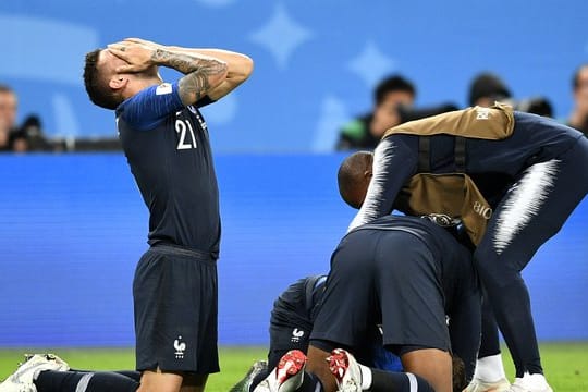Der Franzose Lucas Hernandez (l) und seine Teamkollegen können ihr Glück kaum fassen.