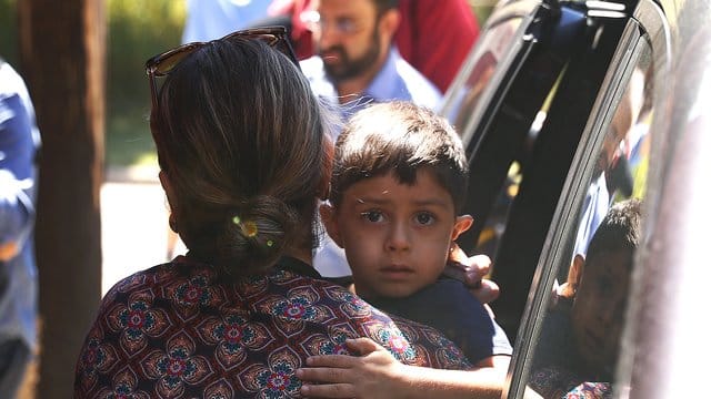 Ein Kind aus Honduras vor einem Büro der US-Zoll- und Einwanderungsbehörde ICE in Grand Rapids im US-Bundesstaat Michigan. Ein Kind aus Honduras vor einem Büro der US-Zoll- und Einwanderungsbehörde ICE in Grand Rapids im US-Bundesstaat Michigan.