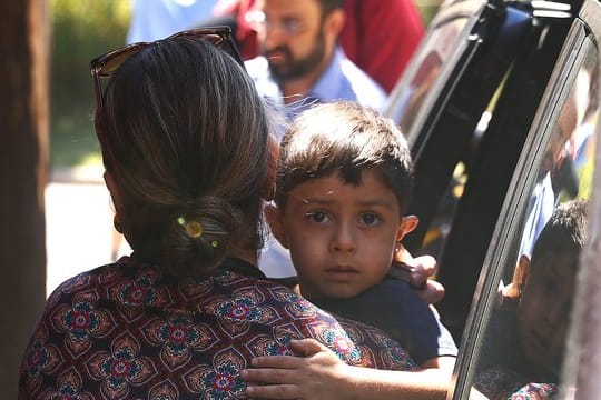 Ein Kind aus Honduras vor einem Büro der US-Zoll- und Einwanderungsbehörde ICE in Grand Rapids im US-Bundesstaat Michigan.