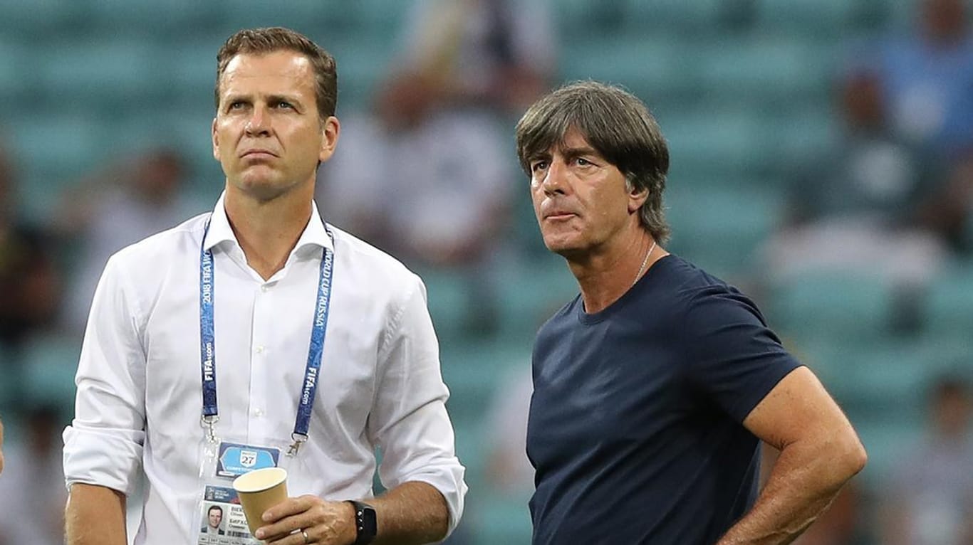 Manager Oliver Bierhoff (li.) und Bundestrainer Joachim Löw: Sie müssen dem DFB das blamable WM-Aus in der Vorrunde erklären.