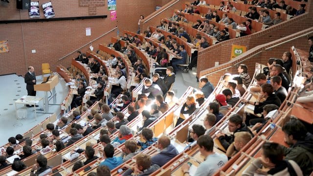 Hörsaal der Uni Kassel: Die Zahl der neu abgeschlossenen Verträge für einen Studienkredit ist zwischen 2014 und 2017 um rund ein Drittel von 59. Hörsaal der Uni Kassel: Die Zahl der neu abgeschlossenen Verträge für einen Studienkredit ist zwischen 2014 und 2017 um rund ein Drittel von 59.
