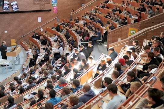 Hörsaal der Uni Kassel: Die Zahl der neu abgeschlossenen Verträge für einen Studienkredit ist zwischen 2014 und 2017 um rund ein Drittel von 59.