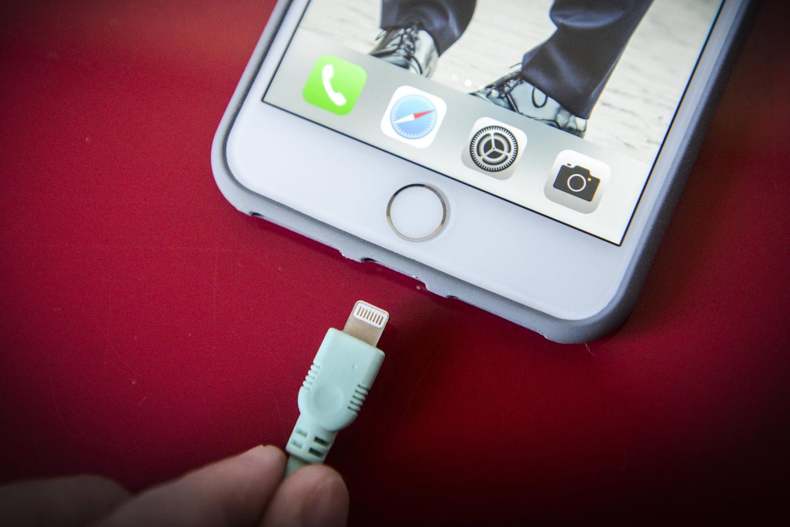 iPhone-Anschluss: Das Update auf iOS 11.4.1 bringt den sogenannten USB Restricted Mode aufs iPhone.