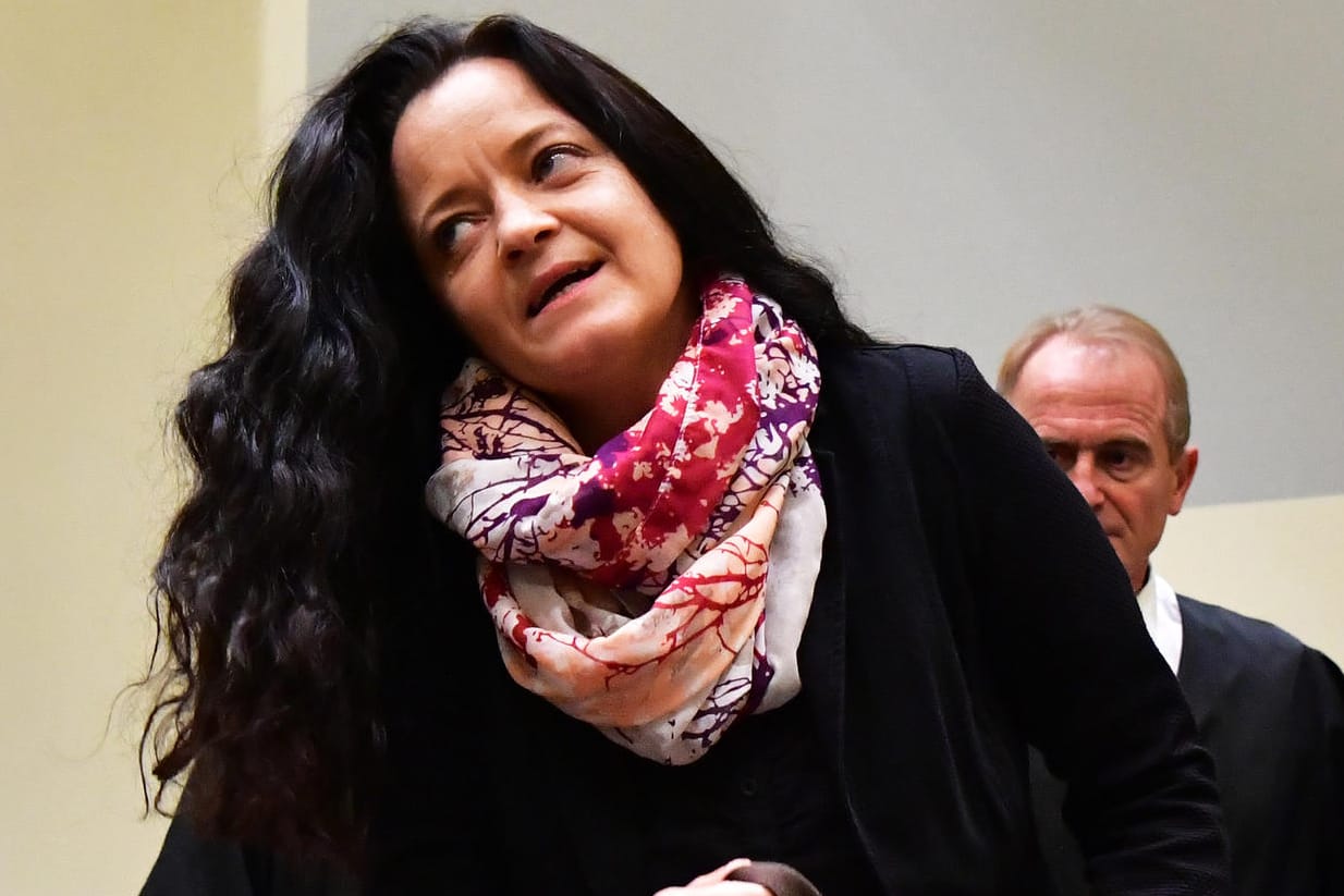 Die Angeklagte Beate Zschäpe steht im Gerichtssaal: Nach über fünf Jahren und mehr als 430 Prozesstagen werden im NSU-Prozess am Oberlandesgericht München die Urteile gesprochen.