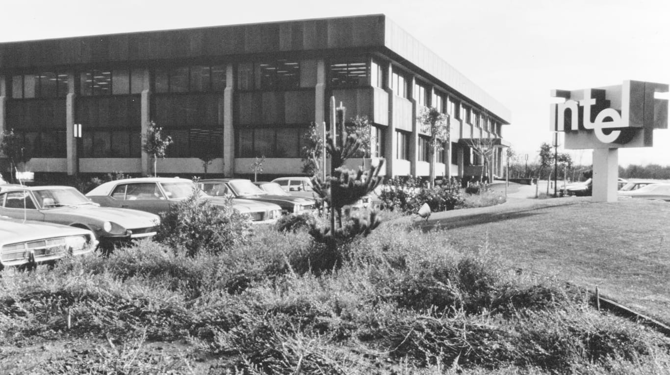 Das Gebäude der Intel-Zentrale in Santa Clara, aufgenommen in den 1970er Jahren.