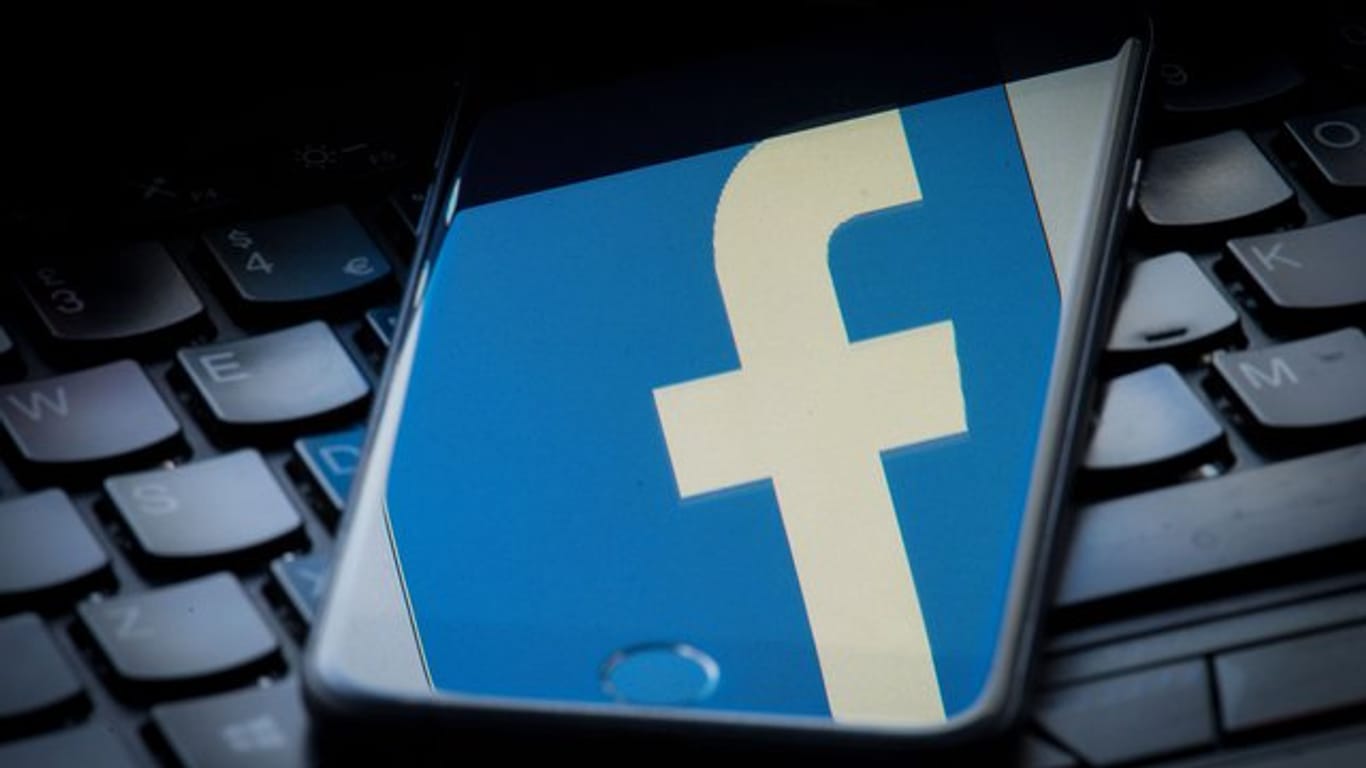 Facebook war zusammen mit der umstrittenen Datenanalysefirma Cambridge Analytica im Fokus der Ermittlungen.