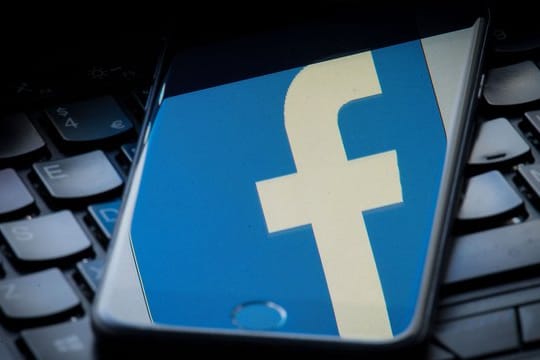 Facebook war zusammen mit der umstrittenen Datenanalysefirma Cambridge Analytica im Fokus der Ermittlungen.