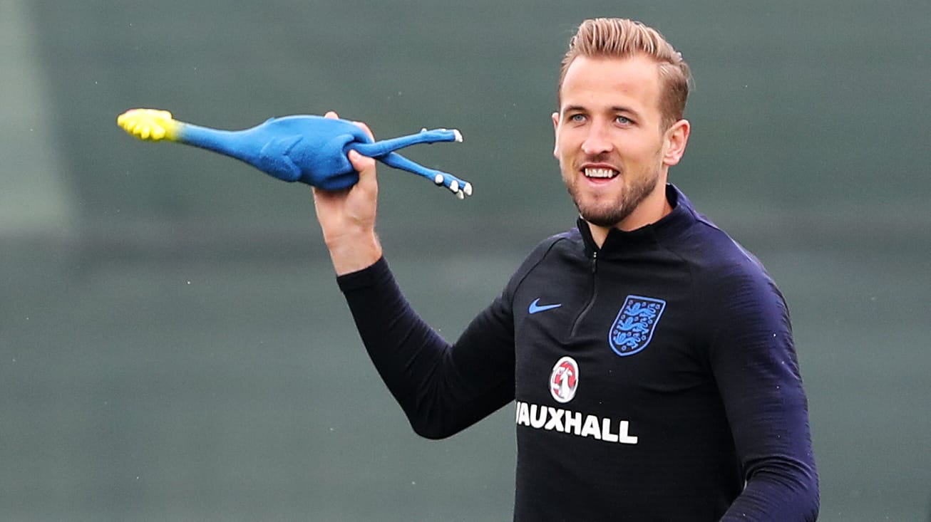 Englands Abschlusstraining mit Gummihuhn: Harry Kane hat sichtlich Spaß.