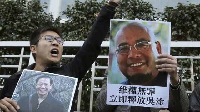 In Hongkong demonstrieren Bürger mit Bildern der Regierungskritiker Qin Yongmin (l) und Wu Gan für mehr Demokratie. In Hongkong demonstrieren Bürger mit Bildern der Regierungskritiker Qin Yongmin (l) und Wu Gan für mehr Demokratie.
