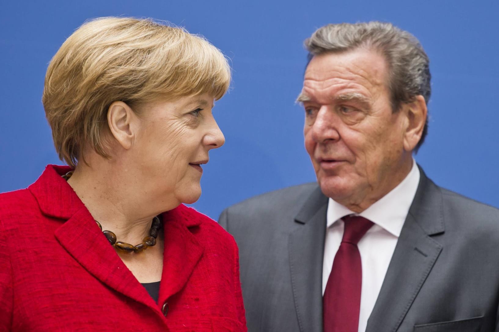 Angela Merkel und Gerhard Schröder bei der Vorstellung der Schröder-Biografie: Laut Alt-Kanzler Schröder hat Merkel im Asylstreit ihre Richtlinienkompetenz verloren.