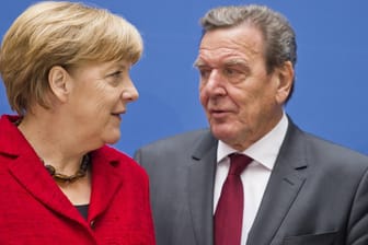 Angela Merkel und Gerhard Schröder bei der Vorstellung der Schröder-Biografie: Laut Alt-Kanzler Schröder hat Merkel im Asylstreit ihre Richtlinienkompetenz verloren.