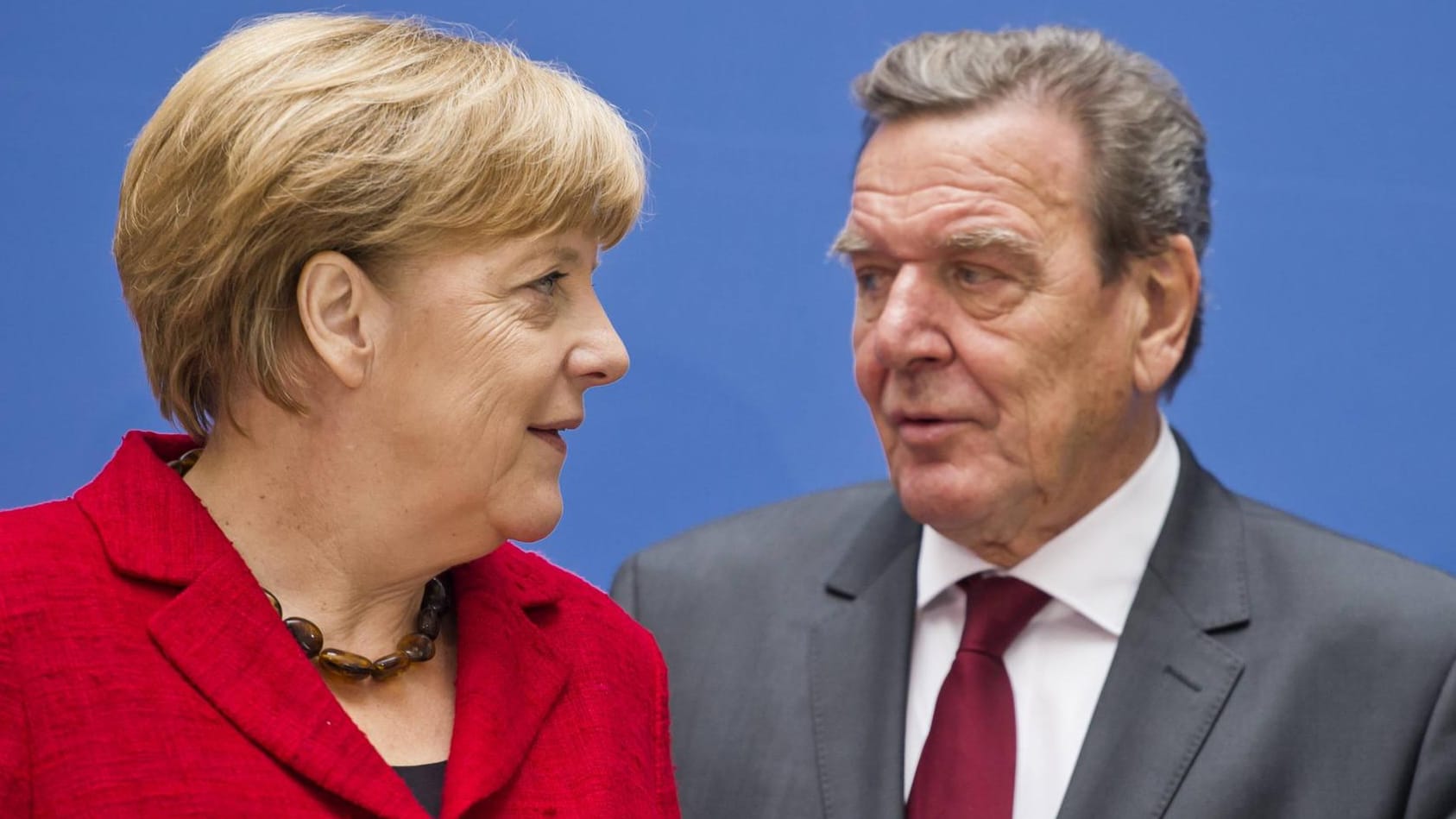 Angela Merkel und Gerhard Schröder bei der Vorstellung der Schröder-Biografie: Laut Alt-Kanzler Schröder hat Merkel im Asylstreit ihre Richtlinienkompetenz verloren.