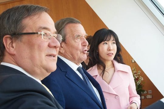 NRW-Ministerpräsident Armin Laschet (l-r), Alt-Bundeskanzler Gerhard Schröder und seine damalige Freundin und heutige Ehefrau Soyeon Kim in Düsseldorf.