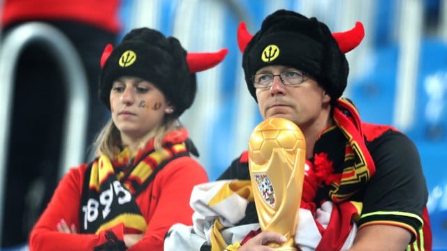 Fans der Mannschaft aus Belgien sind nach dem verlorenen WM-Halbfinale traurig.