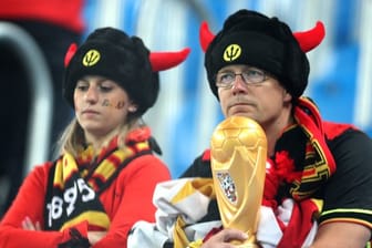 Fans der Mannschaft aus Belgien sind nach dem verlorenen WM-Halbfinale traurig.