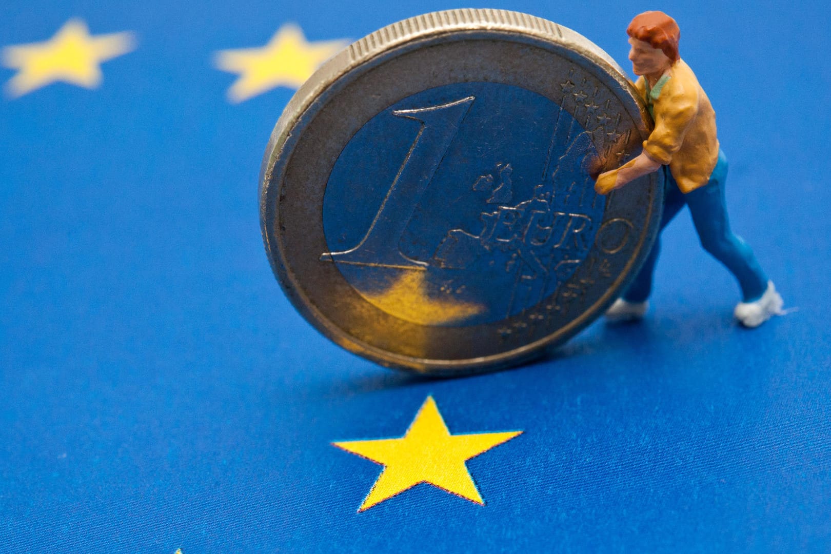 Geld: Im europäischen Ausland können Anleger oft mehr Zinsen für ihr Geld bekommen. Es gibt aber auch einige Haken an der Sache. Geld: Im europäischen Ausland können Anleger oft mehr Zinsen für ihr Geld bekommen. Es gibt aber auch einige Haken an der Sache.